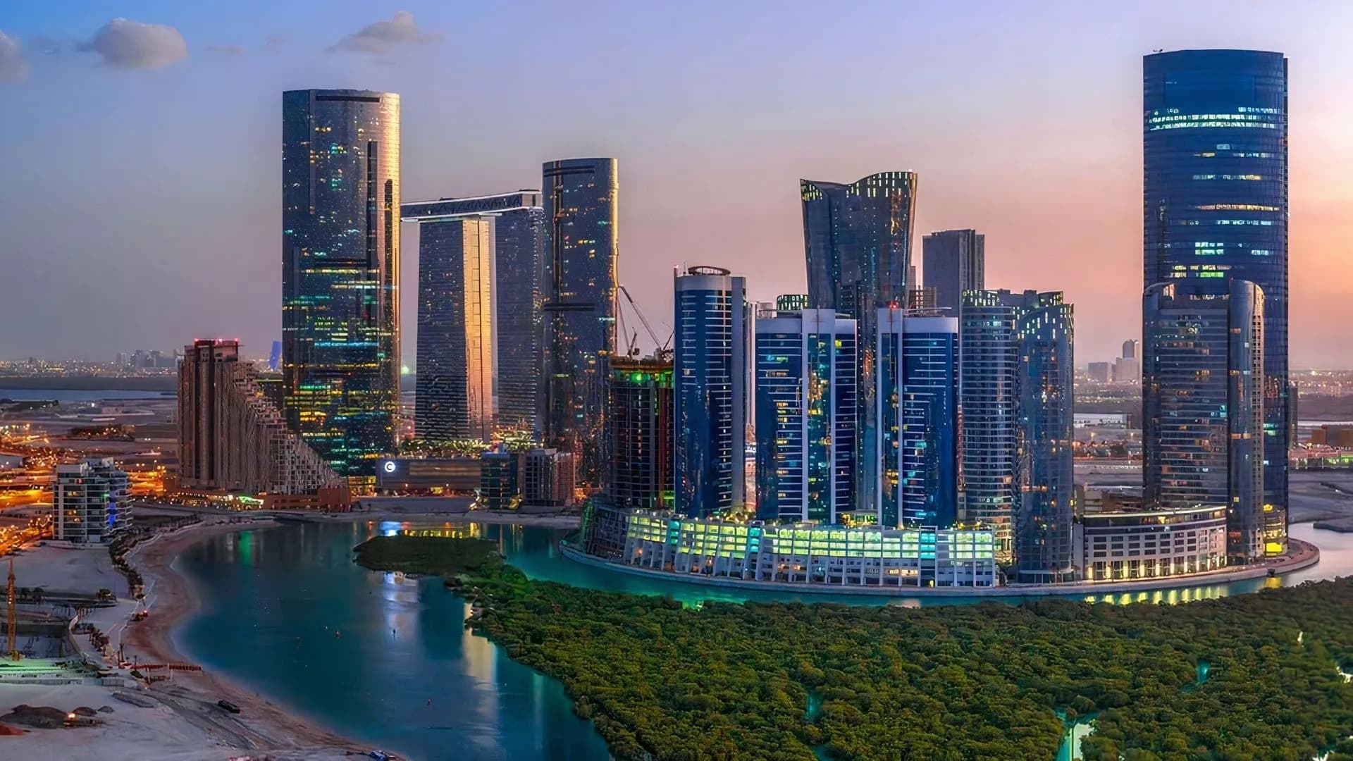 Industrielle Skyline und Uferpromenade von Abu Dhabi in der Dämmerung